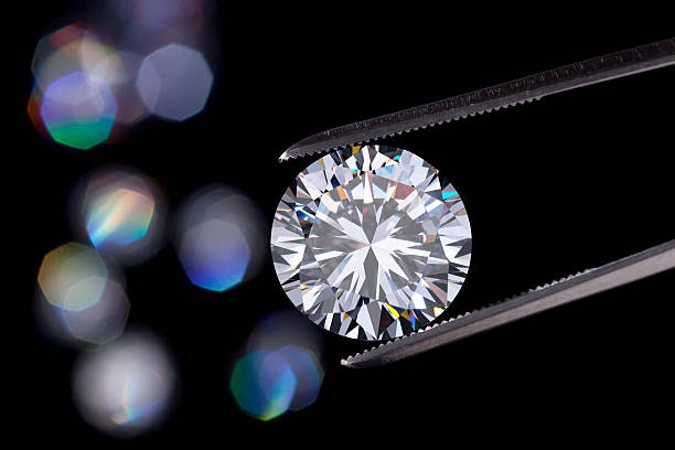 A olho nu não se consegue distinguir entre diamantes de cinzas de pets e diamantes naturais